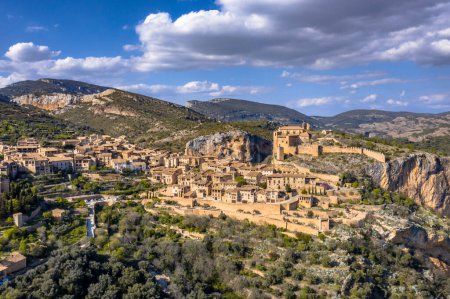 Téléchargez les photos : Village d'Alquezar dans la Sierra de Guara dans les Pyrénées espagnoles près de Huesca, Aragon, Espagne - en image libre de droit