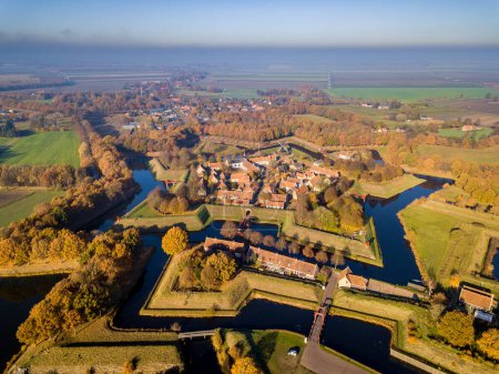 Luftaufnahme des Befestigungsdorfes Bourtange. Dies ist eine historische sternförmige Festung in der Provinz Groningen von oben gesehen in herbstlichen Farben