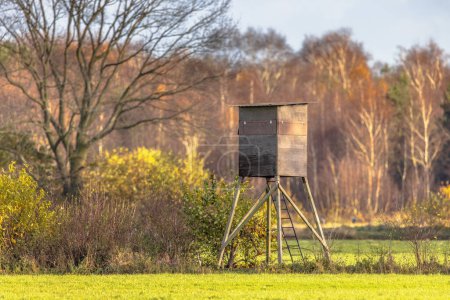 Foto de Cazadores esconden torre en otoño paisaje rural de color - Imagen libre de derechos