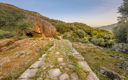 Téléchargez les photos : Passerelle médiévale sur la route de Limonos Monastry sur Lesbos Grèce - en image libre de droit