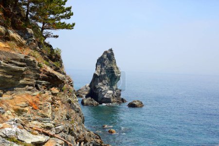 Kamitate-gami-iwa est un affleurement rocheux situé à Nushima, dans la ville de Minamiawaji, préfecture de Hyogo. Il mesure environ 30 mètres de haut et est réputé comme l'un des huit vues Awaji et Cent vues Awaji.