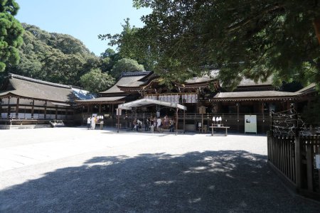 Foto de Santuario Omiwa en Sakurai City, Prefectura de Nara, Japón. El santuario de Omiwa, también conocido como Omiwa Jinja, es un santuario sintoísta ubicado en la ciudad de Sakurai, Prefectura de Nara, Japón. Es uno de los santuarios sintoístas más antiguos de Japón. - Imagen libre de derechos