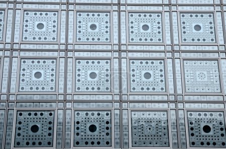 Foto de París, Francia - 17 de marzo de 2023: Plazas de cristal que contienen células fotoeléctricas en la fachada del Instituto Mundo Árabe en París, Francia. - Imagen libre de derechos