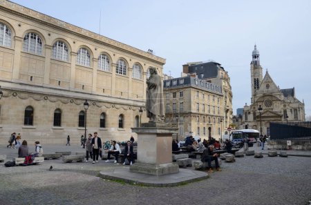Foto de París, Francia - 17 de marzo de 2023: Peope around the monument to the dramaturgue Corneille at the Pantheon Plaza in Paris, France. - Imagen libre de derechos