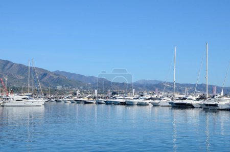Téléchargez les photos : Marbella, Espagne - 10 décembre 2023 : Bateaux nautiques avec la montagne à l'arrière-plan du port de Banus, Marbella, Andalousie, Espagne. - en image libre de droit
