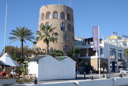 Téléchargez les photos : Marbella, Espagne - 10 décembre 2023 : Personnes à côté de la tour de guet du port de plaisance Banus à Marbella, Andalousie, Espagne. - en image libre de droit