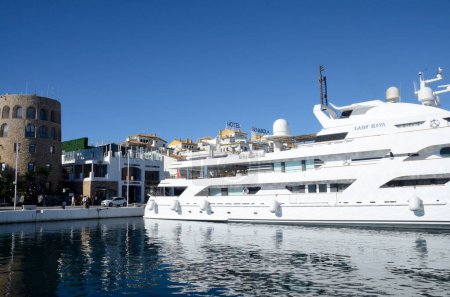 Téléchargez les photos : Marbella, Espagne - 10 décembre 2023 : Grand yacht blanc à Port Banus à Marbella, Andalousie, Espagne. - en image libre de droit