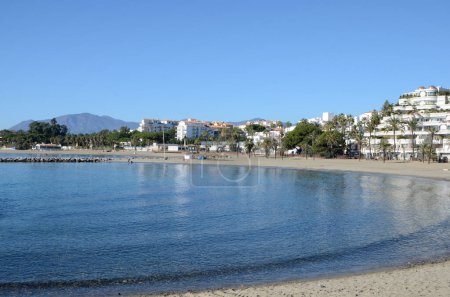 Téléchargez les photos : Marbella, Espagne - 10 décembre 2023 : Belle vue sur la plage de Banus Port à Marbella, Espagne. - en image libre de droit