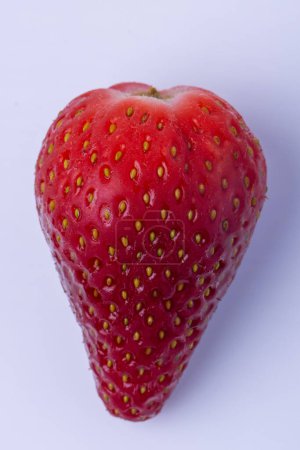 Foto de Imagen de cerca de fresa fresca aislada sobre fondo blanco - Imagen libre de derechos