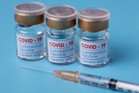 Téléchargez les photos : Gros plan sur le vaccin contre le coronavirus COVID-19. Flacon en verre avec solution injectable et seringue. Espace de copie - en image libre de droit