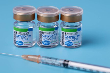 Téléchargez les photos : Kota Kinabalu, Sabah, Malaisie-30 mai 2021- Gros plan sur le vaccin contre le coronavirus COVID-19 Flacon du vaccin Pfizer-BioNTech Covid-19 portant la marque de commerce Pfizer - en image libre de droit