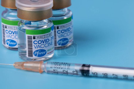 Téléchargez les photos : Kota Kinabalu, Sabah, Malaisie-30 mai 2021- Gros plan sur le vaccin contre le coronavirus COVID-19 Flacon du vaccin Pfizer-BioNTech Covid-19 portant la marque de commerce Pfizer - en image libre de droit