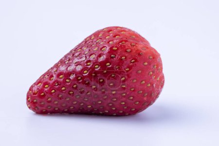 Téléchargez les photos : Image en gros plan de fraise fraîche isolée sur fond blanc - en image libre de droit