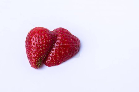 Téléchargez les photos : Image en gros plan de fraise fraîche isolée sur fond blanc - en image libre de droit