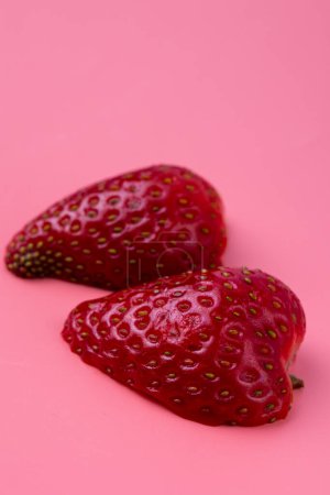 Téléchargez les photos : Gros plan fraise fraîche sur fond rose - en image libre de droit