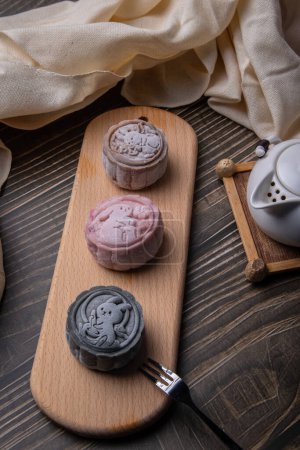 Foto de Piel de nieve dulce y salado tradicional chino mooncakes con variedad de rellenos - Imagen libre de derechos