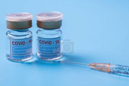 Foto de Primer plano de la vacuna contra el coronavirus COVID-19. Frasco de vidrio con solución inyectable y jeringa. Copiar espacio - Imagen libre de derechos