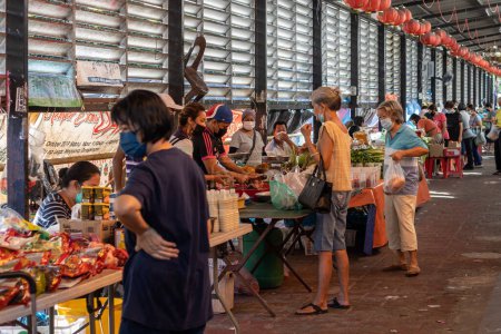 Foto de Kota Kinabalu, Sabah, Malasia 7 de agosto de 2021: Imagen franca del comprador y vendedor que usa mascarilla en el puesto de comida fresca de los ingredientes locales en un estilo de vida de Nueva norma durante Pandemic Covid-19 - Imagen libre de derechos