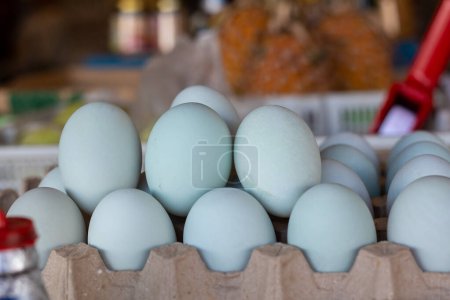 Téléchargez les photos : Gros plan oeuf de canard frais sur bac à œufs en vente sur le marché frais - en image libre de droit