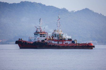 Téléchargez les photos : Kota Kinabalu, Sabah, Malaisie-17 août 2021 : Image du point de vue des navires hauturiers d'approvisionnement en pétrole et en gaz à Kota Kinabalu, Sabah, Malaisie - en image libre de droit
