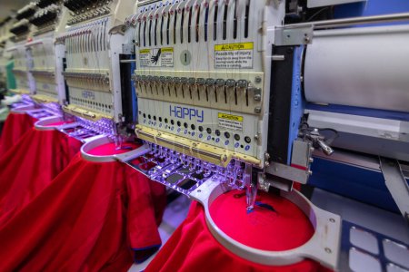 Téléchargez les photos : Kota Kinabalu, Sabah, Malaisie - Août 24, 2021 : Machine à broder avec 4 machine à tête et 15 couleur d'aiguille Marque "HAPPY" sont logo de broderie à l'industrie textile à la fabrication de vêtements - en image libre de droit