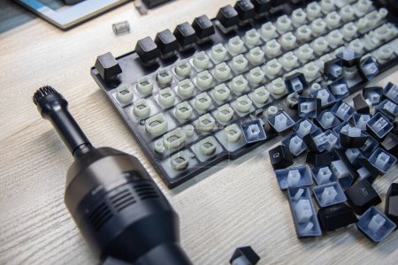 Desmontaje y limpieza del teclado de la computadora en la mesa