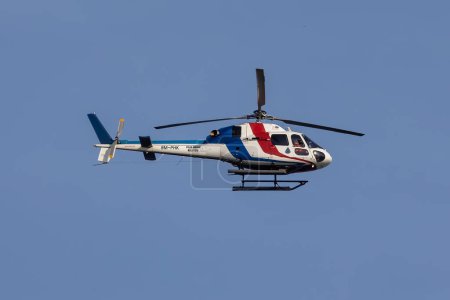 Foto de Kota Kinabalu, Sabah, Malaysia-October 19, 2021 : Helicopter model 9M-PHK flying on sky at Kota Kinabalu Skyline, Sabah, Malaysia - Imagen libre de derechos