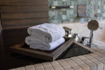 Foto de Clean towel on big jacuzzi bathtub - Imagen libre de derechos