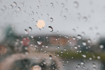 Foto de Primer plano de gotas de lluvia frente al espejo del coche - Imagen libre de derechos