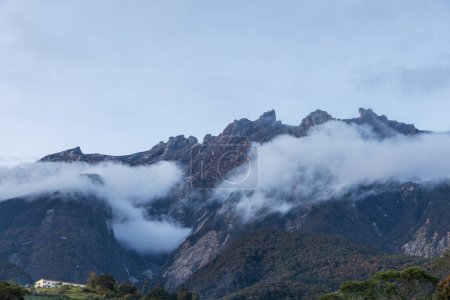 Foto de El mayor monte Kinabalu de Sabah, Borneo con cielo azul claro - Imagen libre de derechos