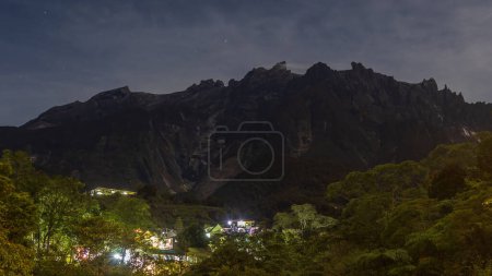 Foto de Vista nocturna del mayor monte Kinabalu de Sabah, Borneo - Imagen libre de derechos
