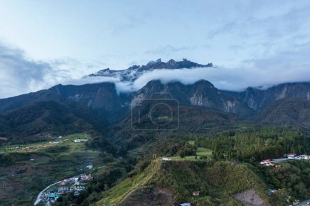 Foto de El mayor monte Kinabalu de Sabah, Borneo con cielo azul claro - Imagen libre de derechos