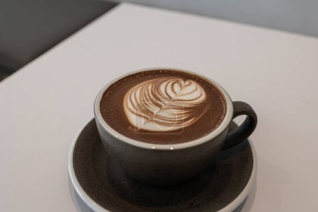 Foto de Copa de arte de café capuchino o latte con superficie en forma de corazón, vista superior de la taza de arte de café capuchino o latte (imagen en condiciones de poca luz
) - Imagen libre de derechos