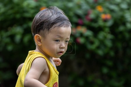 Foto de Imagen de retrato de un niño de 1-2 años pasar un buen rato en el jardín - Imagen libre de derechos