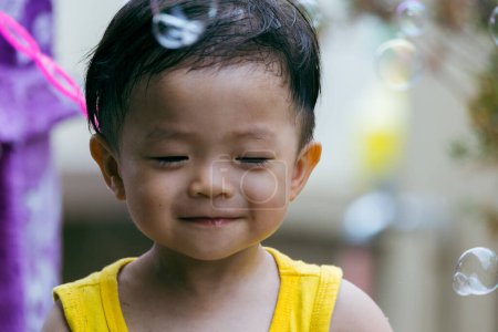 Foto de Imagen de retrato de un niño de 1-2 años pasar un buen rato en el jardín - Imagen libre de derechos
