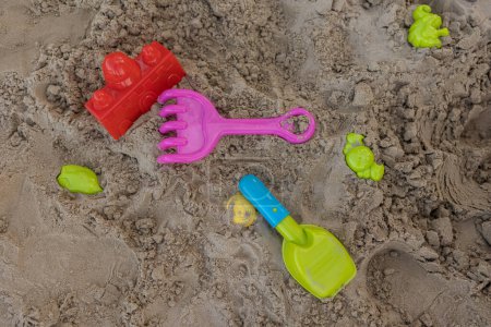 Foto de Niño jugando juguete en la playa - Imagen libre de derechos