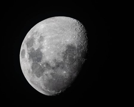Foto de Media Luna Fondo. La Luna es un cuerpo astronómico que orbita el planeta Tierra, siendo el único satélite natural permanente de la Tierra - Imagen libre de derechos