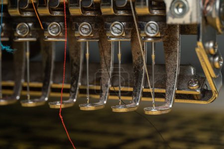 Foto de Aguja de la máquina del bordado en la industria textil en los fabricantes de prendas de vestir, Aguja del bordado, Aguja con hilo - Imagen libre de derechos