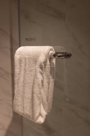 Foto de Toalla de baño. Toalla de algodón blanco en el baño del hotel para los huéspedes
. - Imagen libre de derechos