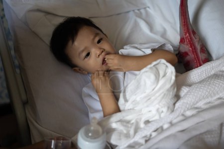 Foto de Un chino asiático de 1-2 años yeas niño acostado en la cama médica en reposo después de la operación - Imagen libre de derechos
