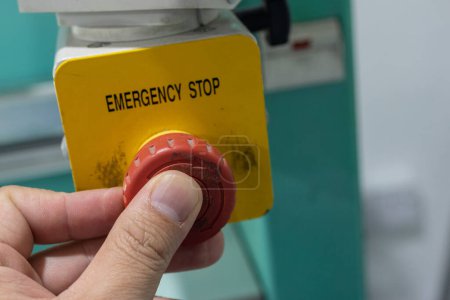Foto de Mano del hombre listo para presionar botón de parada de emergencia - Imagen libre de derechos