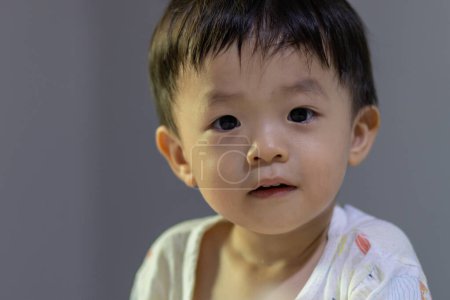 Téléchargez les photos : Gros plan Portrait de garçon chinois asiatique - en image libre de droit