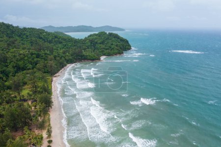 Téléchargez les photos : Belle image de drone aérien de Belle scène de paysage marin de Kelambu Beach, Kudat, Sabah, - en image libre de droit