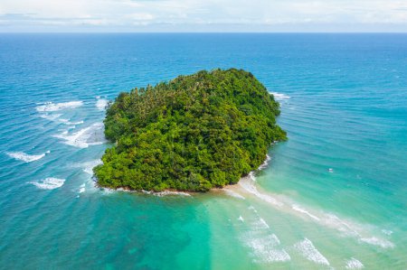 Téléchargez les photos : Image aérienne étonnante de Belle scène de paysage marin de Kelambu Beach, Kudat, Sabah, Malaisie. - en image libre de droit