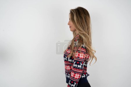 Téléchargez les photos : Profil portrait de belle belle femme blonde portant tricoté pull de Noël look espace vide sourire - en image libre de droit