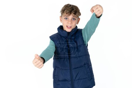Foto de Guapo caucásico adolescente chico en azul chaleco imaginar volante timón timón pasando examen de conducción buen humor velocidad rápida - Imagen libre de derechos