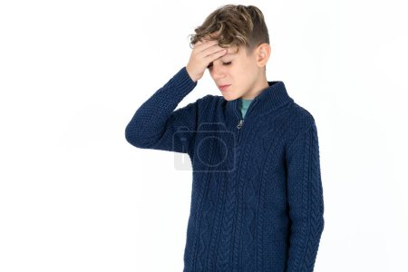 Foto de Un muy molesto y solitario guapo caucásico adolescente chico en azul suéter llorando, - Imagen libre de derechos