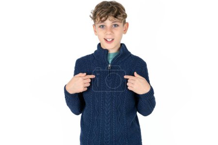 Téléchargez les photos : Beau caucasien adolescent garçon en bleu pull points à son corps, être de bonne humeur après aller shopping et faire des achats réussis - en image libre de droit