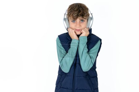 Téléchargez les photos : Portrait de triste beau garçon adolescent caucasien en gilet bleu mains visage - en image libre de droit