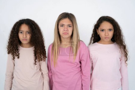 Ofendido insatisfecho Tres jóvenes hermosas niñas multirraciales con mal humor expresión disgustado en la cámara de estar decepcionado por algo